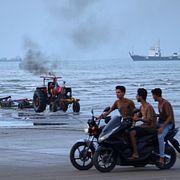 Fartyg ligger för ankar i Hormuzsundet utanför Bandar Abbas i Iran. Sundet är en av världens viktigaste transportleder för olja och har stått i fokus under den senaste tidens konflikt.