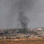 Rök stiger över staden Khan Yunis efter israelisk attack, 19 maj 2025. 