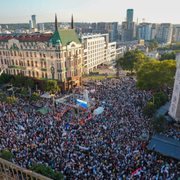 Bilden till vänster visar lördagens protester i huvudstaden Belgrad/till höger en pappa med sitt barn under en tidigare protest.