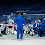 Finska spelare samlade kring tränaren Jukka Jalonen under träning på torsdagen. 