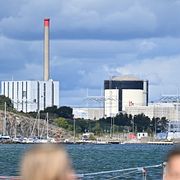Liberalernas partiledare Simona Mohamsson (L), Kristdemokraternas partiledare Ebba Busch (KD), Moderaternas partiledare, statsminister Ulf Kristersson (M), och Anna borg Vattenfalls VD, under en pressträff i Bua hamn med Ringhals kärnkraftverk i bakgrunden.