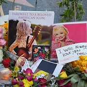 Blommor och meddelanden vid Dolly Partons stjärna på Walk of Fame.