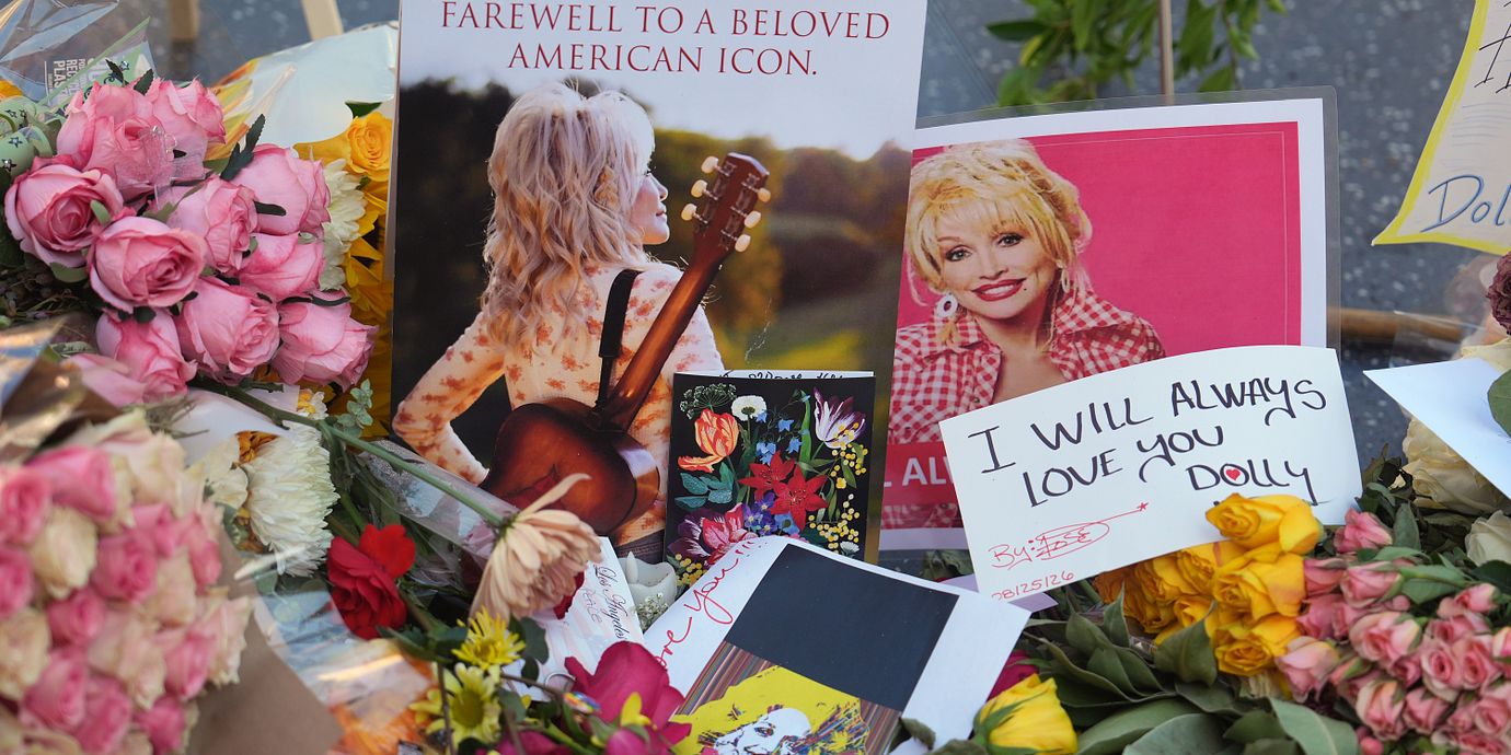 Blommor och meddelanden vid Dolly Partons stjärna på Walk of Fame.