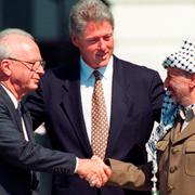 Yitzhak Rabin, USA:s president Bill Clinton och Yasser Arafat på Vita husets gräsmatta i september 1993.