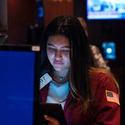 Fed-chefen Jay Powell, riksbankschefen Stefan Ingves och investeraren Ashley Lara på Wall Street. Arkivbilder.