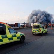 En kraftig brand rasar i Rönnskärsverken i Skelleftehamn.