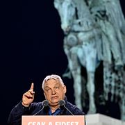 Viktor Orbán under ett tal på kvällen innan valet.