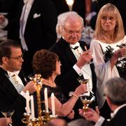 Kung Carl Gustaf skålar med professor Evi Heldin (höger) och Odile Belmont (vänster) under Nobelbanketten i Stockholms stadshus på lördagen.