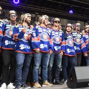 Elias Pettersson (H) intervjuas av Carolina från Växjö Lakers då Växjö Lakers i guldhjälmar hyllas av fansen på Stortorget i Växjö efter gårdagens seger i den fjärde SM-finalen i SHL. 