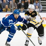 Joakim Nordström fajtas om pucken med Torontos Auston Matthews.