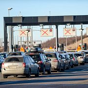 Trafiken på Öresundsbron stoppades i båda riktningar efter två olyckor med flera skadade personer på onsdagsmorgonen.