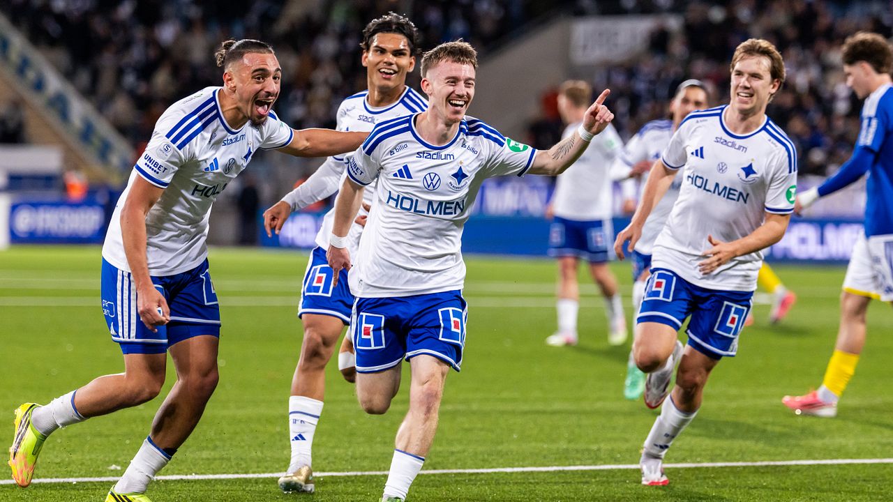 IFK Norrköpings Ryan Nelson jublar med Moutaz Neffati, Noel Sernelius och Ture Sandberg efter att han gjort 1-0 under