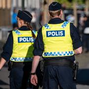 Två poliser patrullerar.