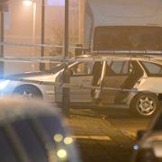 Polisavspärrning vid en bil på Eriksfältsgatan.