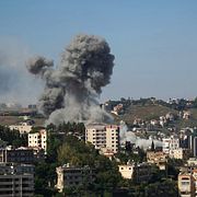Rök stiger i Libanon efter israeliska attacker.