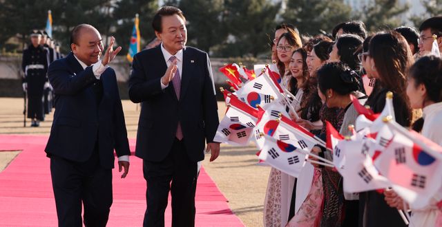 Nguyen Xuan Phuc längst till vänster, här tillsammans med Sydkoreas president Yoon Suk Yeol. Suh Myung-geon / AP