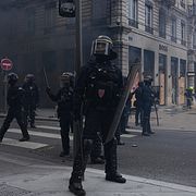 Arkivbild från i lördags: Kravallpolis i Paris.