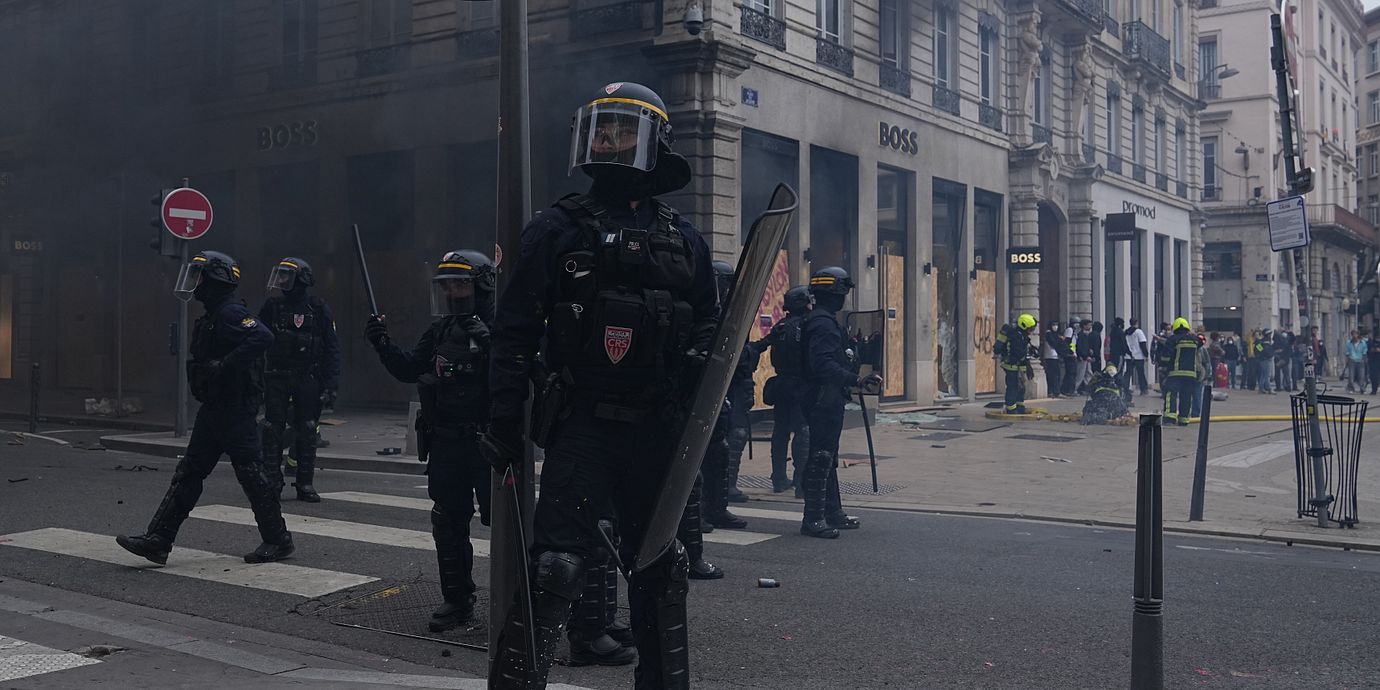 Arkivbild från i lördags: Kravallpolis i Paris.