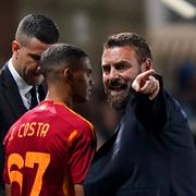 FILE - Roma manager Daniele De Rossi speaks to his team during a Serie A soccer match against Atalanta at Gewiss Stadium, in Bergamo, Italy, Sunday, May 12, 2024. (Spada/LaPresse via AP, File)  AMB804