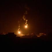 Israeliska bloss lyser upp natthimlen under ett anfall.