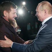 Vladimir Putin välkomnas av Ramzan Kadyrov. 