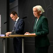 Sjukvårdsminister Acko Ankarberg Johansson och kommitténs ordförande Jean-Luc Af Geijerstam.