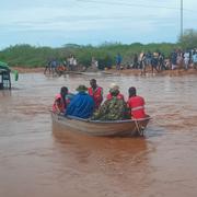 Passagerare från en buss som sveptes med i en översvämning räddas i norra Kenya. 