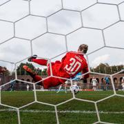 Hednvig Lindahl räddar straff.