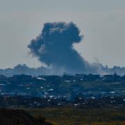 Rök stiger efter en explosion i Gaza.