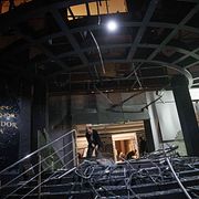 En man röjer efter nattens ryska attacker mot Kyiv.