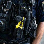 Polis som bär ett elchocksvapen. Arkivbild.