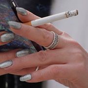 Illustrationsbild på en kvinna som röker.