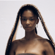 En av Phan Huys kreationer till vänster. Till höger en bild från catwalken under Diors visning på måndagen. 