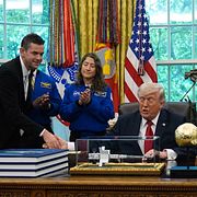 Nasachefen Jares Isaacman (till vänster) i Ovala rummet tillsammans med Donald Trump. På bilden syns även astronauterna Victor Glover, Christina Koch, Reid Wiseman och Jeremy Hansen.