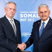 Pentagonchefen Jim Mattis/Turkiets premiärminister Binali Yildirim. 