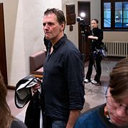 SVT-profilen Micke Leijnegard utanför rättssalen förra året.