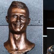 Cristiano Ronaldo tillsammans med bronsbysten.