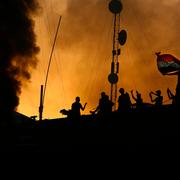 Demonstranter stormar och tänder eld på myndighetsbyggnad i Basra.