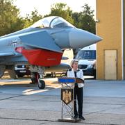 Ursula von der Leyen framför en Eurofighter Typhoon i Rumänien på måndagen.
