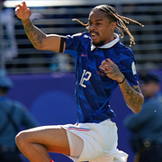 Till vänster: Frankrikes förbundskapten Didier Deschamps under gruppspelsmatchen mot Irak. Till höger: Bradley Barcola under mötet med Senegal.