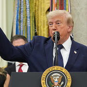 USA:s stjärnspelare Folarin Balogun får spela åttondelsfinalen mot Belgien, efter att Trump pratat med Fifa om hans röda kort.