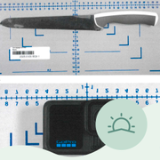 Bild som visar en kniv och kamera som de terrormisstänkta använde och planera att använda sig av.