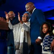 Raphael Warnock med sin mamma Verlene Warnock och dotter Chloe.