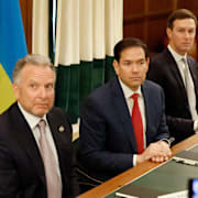 Sändebudet Steve Witkoff, utrikesminister Marco Rubio och Jared Kushner framför den ukrainska flaggan.