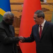 Salomonöarnas premiärminister Manasseh Sogavare och hans kinesiske motsvarighet Li Qiang. 