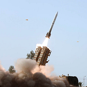 Till vänster: Iransk robot avfyras i januari 2024. Till höger: Bild från Hormuzsundet den 16 juni i år. Bilderna har inget med innehållet i artikeln att göra.