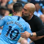 Aguero får en puss av City-tränaren Pep Guardiola.