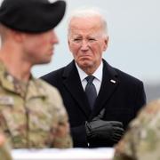 Joe Biden hedrar en av de amerikanska soldaterna som dog i drönarattacken i Jordanien förra söndagen.