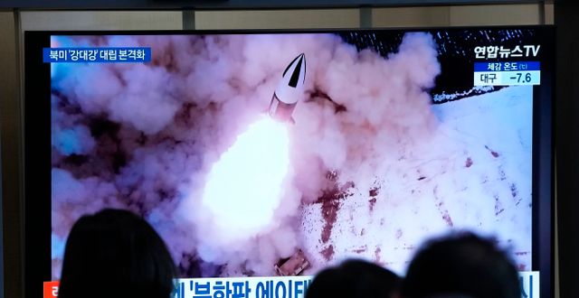 20 januari. Människor i Sydkoreas huvudstad Seoul ser på ett tv-inslag om uppskjutningar från Nordkorea. Ahn Young-joon / AP