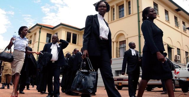 Demonstranter utanför domstolen i Uganda.  Stephen Wandera/AP/TT